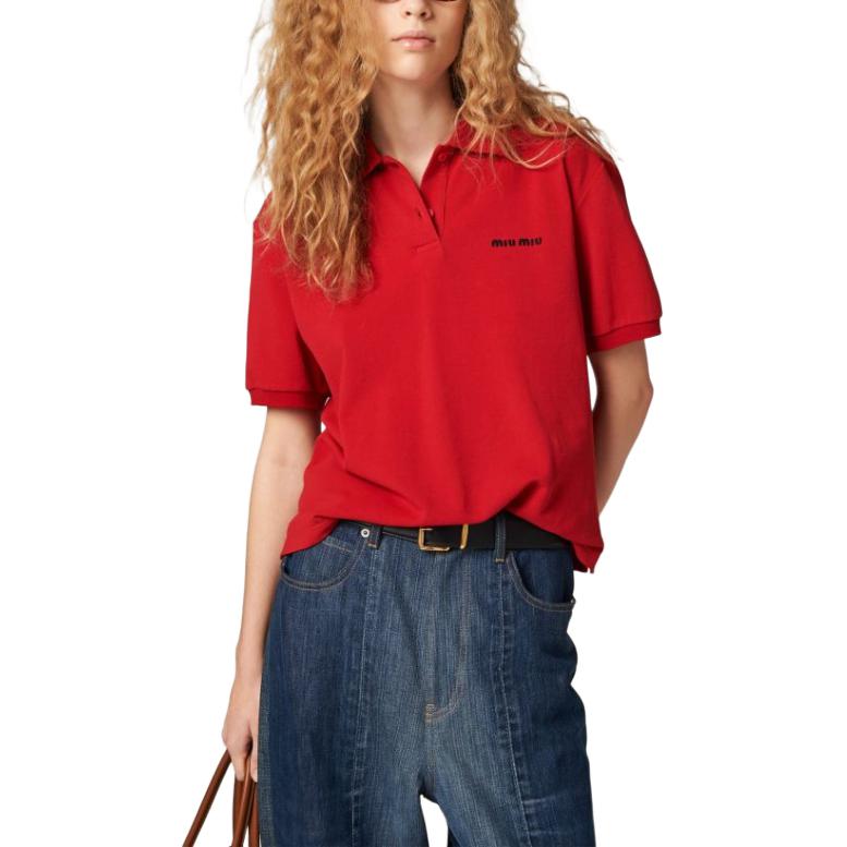 Lookbook (W) MIU MIU SS24 Baju Polo Lengan Pendek Merah Bersulam Logo. MJN535-14RW-F0011-S-OOO