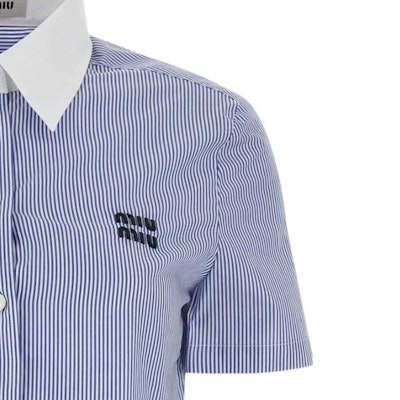 (W) MIU MIU SS24 Baju Berjalur Logo Sulaman Lengan Pendek Biru MK1832-139C-F0X75-S-OOO Sizing (W) MIU MIU SS24 Baju Berjalur Logo Sulaman Lengan Pendek Biru MK1832-139C-F0X75-S-OOO