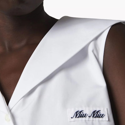 (W) MIU MIU SS24 Baju Tanpa Lengan Putih dengan Reka Bentuk Logo. MT1961-10RG-F0009-S-OOO Purchase (W) MIU MIU SS24 Baju Tanpa Lengan Putih dengan Reka Bentuk Logo. MT1961-10RG-F0009-S-OOO