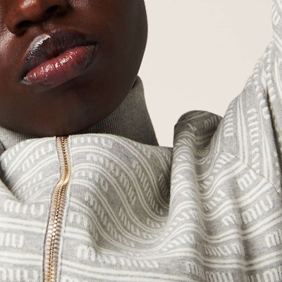 (W) MIU MIU 女士灰色短版拉鍊外套 SS24 全版logo設計 MMF869-14M5-F0OA3-S-OOO Purchase (W) MIU MIU 女士灰色短版拉鍊外套 SS24 全版logo設計 MMF869-14M5-F0OA3-S-OOO