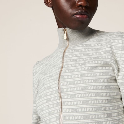 (W) MIU MIU 女士灰色短版拉鍊外套 SS24 全版logo設計 MMF869-14M5-F0OA3-S-OOO Details for (W) MIU MIU 女士灰色短版拉鍊外套 SS24 全版logo設計 MMF869-14M5-F0OA3-S-OOO