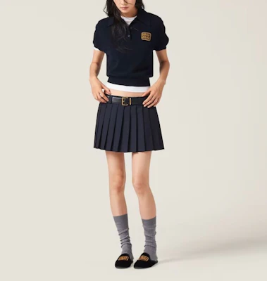 (W) MIU MIU SS24 Skirt Biru Mini Berlipat Wanita dengan Cetakan Monogram. MG2040-11AD-F0008-S-232 Lookbook (W) MIU MIU SS24 Skirt Biru Mini Berlipat Wanita dengan Cetakan Monogram. MG2040-11AD-F0008-S-232