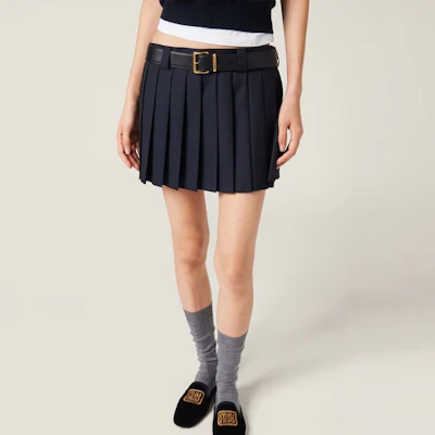 (W) MIU MIU SS24 Skirt Biru Mini Berlipat Wanita dengan Cetakan Monogram. MG2040-11AD-F0008-S-232 Shop (W) MIU MIU SS24 Skirt Biru Mini Berlipat Wanita dengan Cetakan Monogram. MG2040-11AD-F0008-S-232