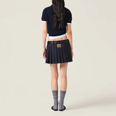 (W) MIU MIU SS24 Skirt Biru Mini Berlipat Wanita dengan Cetakan Monogram. MG2040-11AD-F0008-S-232 Purchase (W) MIU MIU SS24 Skirt Biru Mini Berlipat Wanita dengan Cetakan Monogram. MG2040-11AD-F0008-S-232