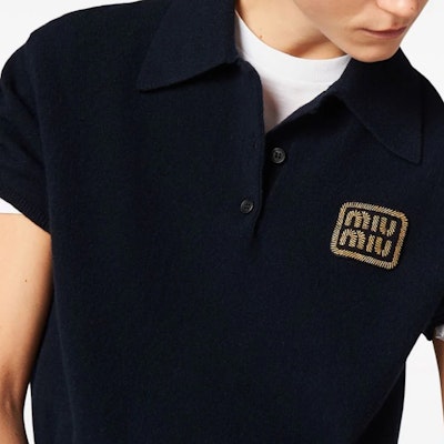 (W) MIU MIU SS24 Kemeja Polo Lengan Pendek Logo Kontras Wanita Biru Navy. MML896-14M3-F0008-S-OOO Purchase (W) MIU MIU SS24 Kemeja Polo Lengan Pendek Logo Kontras Wanita Biru Navy. MML896-14M3-F0008-S-OOO