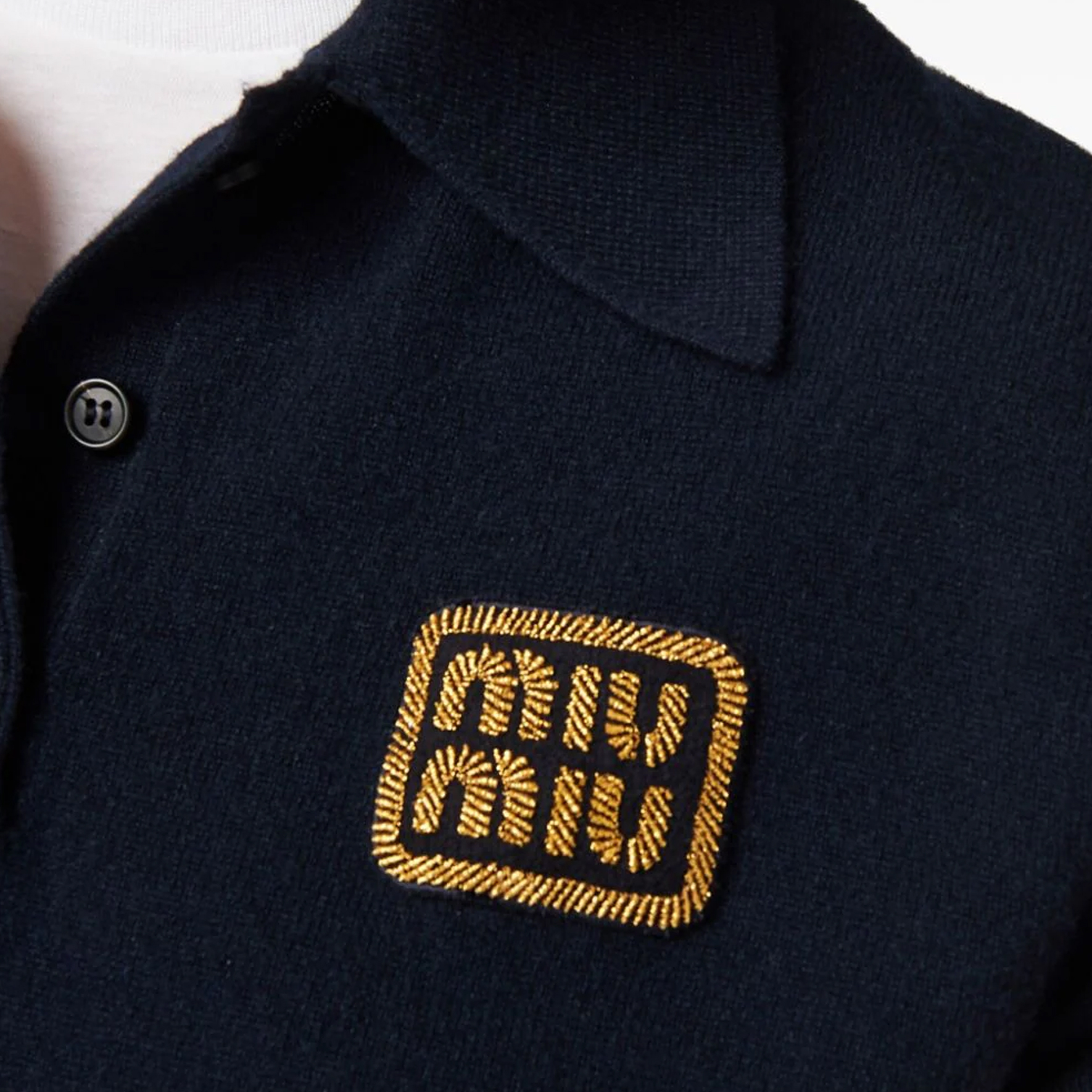 Details for (W) MIU MIU SS24 Kemeja Polo Lengan Pendek Logo Kontras Wanita Biru Navy. MML896-14M3-F0008-S-OOO