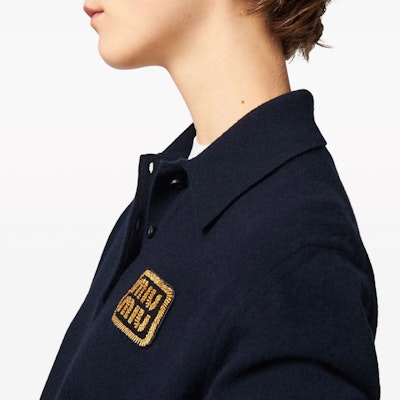 (W) MIU MIU SS24 Kemeja Polo Lengan Pendek Logo Kontras Wanita Biru Navy. MML896-14M3-F0008-S-OOO Sizing (W) MIU MIU SS24 Kemeja Polo Lengan Pendek Logo Kontras Wanita Biru Navy. MML896-14M3-F0008-S-OOO