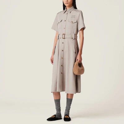 (W) MIU MIU SS24 灰色刺绣短袖纽扣中长连衣裙 女款 MF5233-108N-F0065-S-OOO Lookbook (W) MIU MIU SS24 灰色刺绣短袖纽扣中长连衣裙 女款 MF5233-108N-F0065-S-OOO