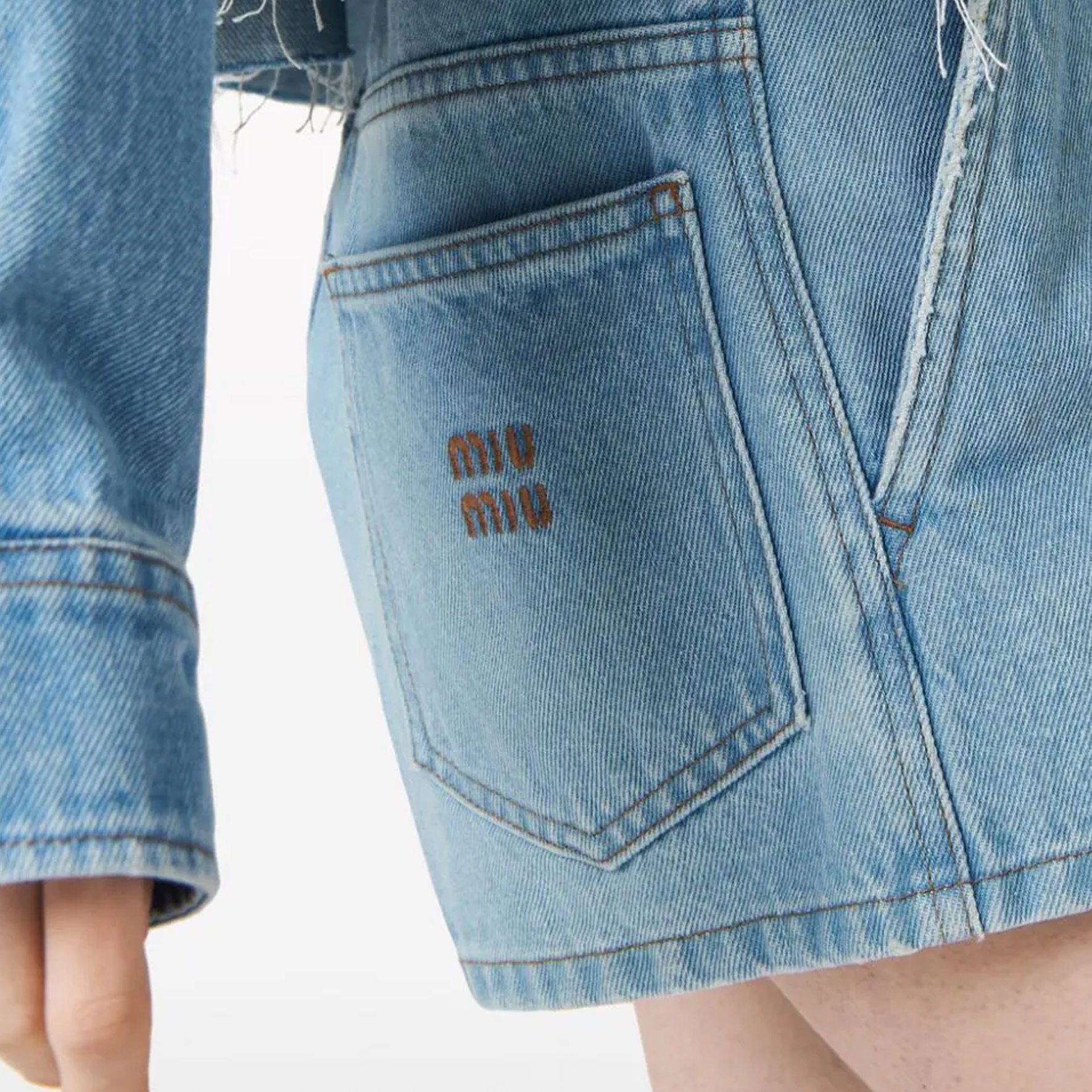 Details for (W) Shorts Vaqueros MIU MIU SS24 Tiro Bajo Plisados con Logo Mujer - Azul. GWP477-131K-F0013-S-232