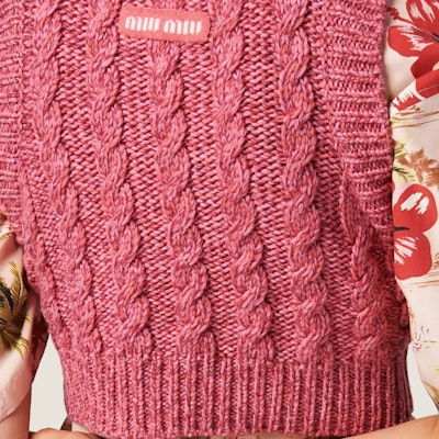 (W) MIU MIU SS24 女士粉色针织无袖上衣带罗纹标志设计。 MMV141-1330-F0028-S-OOO Details for (W) MIU MIU SS24 女士粉色针织无袖上衣带罗纹标志设计。 MMV141-1330-F0028-S-OOO