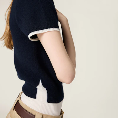 (Women) MIU MIU SS25 Blue Cashmere Knit Short-Sleeve Logo T-Shirt. MMLA56-16ON-F0960-S-OOO Purchase (Women) MIU MIU SS25 Blue Cashmere Knit Short-Sleeve Logo T-Shirt. MMLA56-16ON-F0960-S-OOO