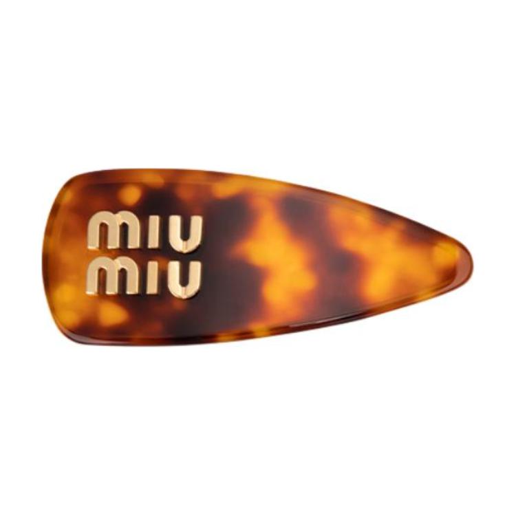 Lookbook (W) 미우미우 토터스쉘 로고 장식 여성용 헤어클립. 5IF150_2CPX_F03WH