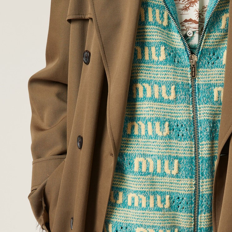 Purchase (W) MIU MIU Kardigan Rajut Turquoise dengan Huruf Inlay dan Zip. MMF837-138E-F0136-S-OOO