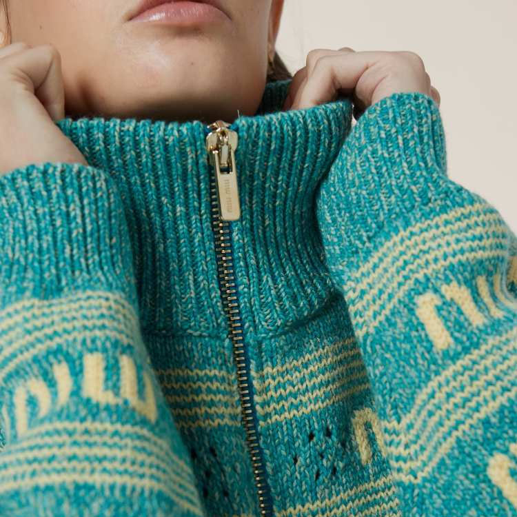 Details for (W) MIU MIU Kardigan Rajut Turquoise dengan Huruf Inlay dan Zip. MMF837-138E-F0136-S-OOO