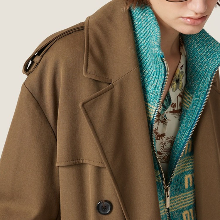 Sizing (W) MIU MIU Kardigan Rajut Turquoise dengan Huruf Inlay dan Zip. MMF837-138E-F0136-S-OOO