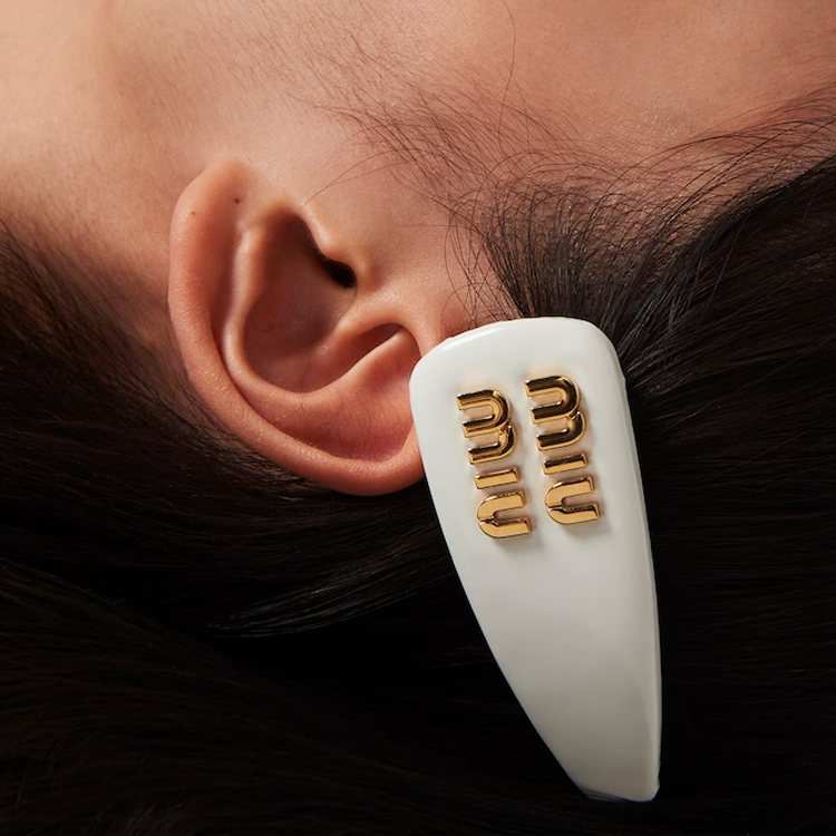 Shop (W) 미우미우 여성용 화이트 가죽 3D 로고 헤어 클립 5IF092_069_F0009