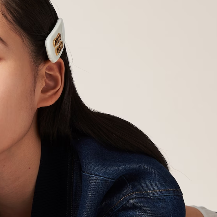 Purchase (W) 미우미우 여성용 화이트 가죽 3D 로고 헤어 클립 5IF092_069_F0009