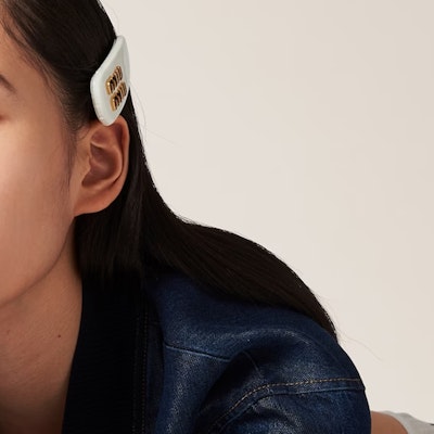 (W) 미우미우 여성용 화이트 가죽 3D 로고 헤어 클립 5IF092_069_F0009 Purchase (W) 미우미우 여성용 화이트 가죽 3D 로고 헤어 클립 5IF092_069_F0009