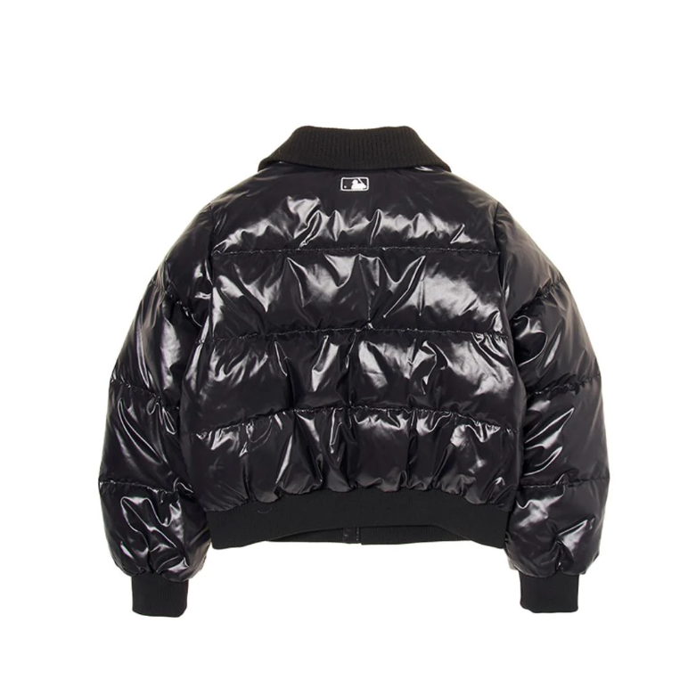 Lookbook (W) MLB 뉴욕 양키스 블랙 솔리드 롱슬리브 패딩 다운 자켓. 3FDJB1346-50BKS