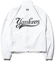 Lookbook (Women) MLB SS24 New York Yankees Ivory Short Collar Raglan Sleeve Jacket 3FWJV0243-50IVS