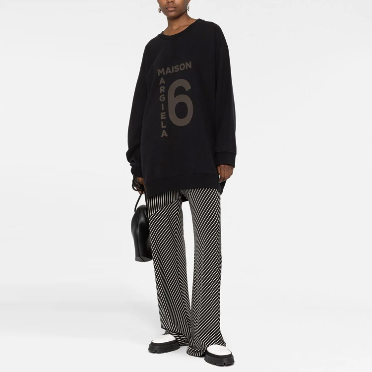 Lookbook (W) MM6 메종 마르지엘라 FW22 알파뉴메릭 프린트 오버사이즈 스웻셔츠 여성 블랙 S52GU0175S25337-900