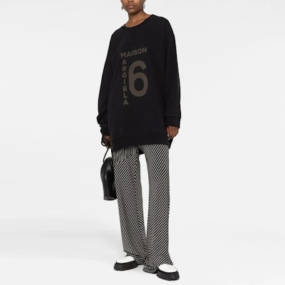 (W) MM6 메종 마르지엘라 FW22 알파뉴메릭 프린트 오버사이즈 스웻셔츠 여성 블랙 S52GU0175S25337-900 Lookbook (W) MM6 메종 마르지엘라 FW22 알파뉴메릭 프린트 오버사이즈 스웻셔츠 여성 블랙 S52GU0175S25337-900