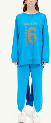 (W) MM6 메종 마르지엘라 FW22 블루 알파벳 프린트 크루넥 스웨트셔츠 여성용 S52GU0175-S25337-519 Lookbook (W) MM6 메종 마르지엘라 FW22 블루 알파벳 프린트 크루넥 스웨트셔츠 여성용 S52GU0175-S25337-519