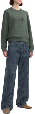 (W) MM6 메종 마르지엘라 FW24 그린 로고 프린트 오버사이즈 크루넥 스웻셔츠 여성. S52GU0232M25004727-GREEN Details for (W) MM6 메종 마르지엘라 FW24 그린 로고 프린트 오버사이즈 크루넥 스웻셔츠 여성. S52GU0232M25004727-GREEN