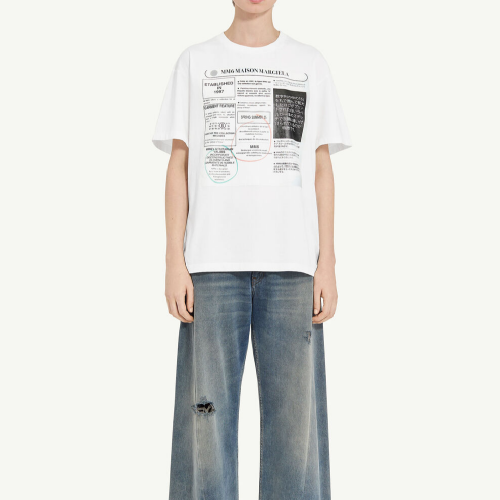 Lookbook (W) MM6 메종 마르지엘라 신문 프린트 화이트 크루넥 여성 티셔츠 SS25. S52GC0337S24312101