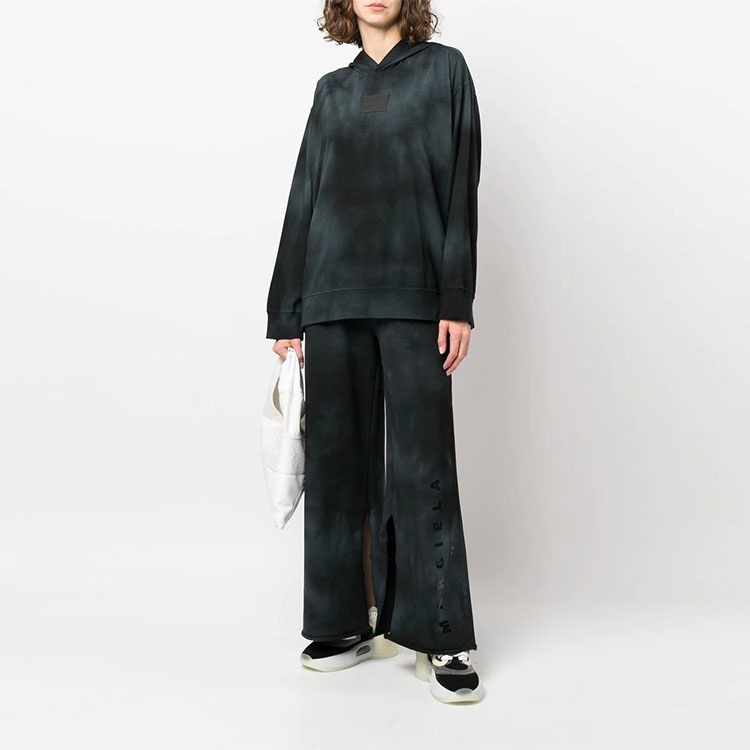 Lookbook (W) MM6 메종 마르지엘라 타이다이 프린트 풀오버 스웻셔츠 여성 블랙 SS22 S62GU0067S20079967