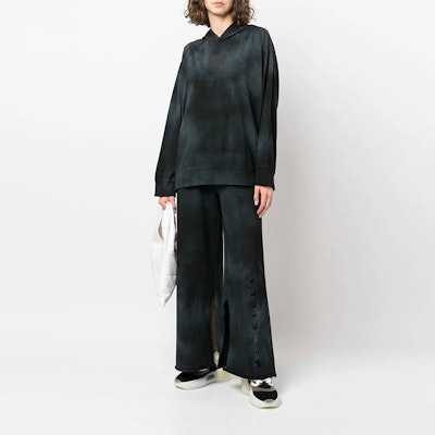 (W) MM6 메종 마르지엘라 타이다이 프린트 풀오버 스웻셔츠 여성 블랙 SS22 S62GU0067S20079967 Lookbook (W) MM6 메종 마르지엘라 타이다이 프린트 풀오버 스웻셔츠 여성 블랙 SS22 S62GU0067S20079967