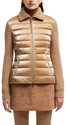 (W) 蒙克莱 米色拼色长袖高领毛衣. J20939B00017M1241222 Lookbook (W) 蒙克莱 米色拼色长袖高领毛衣. J20939B00017M1241222