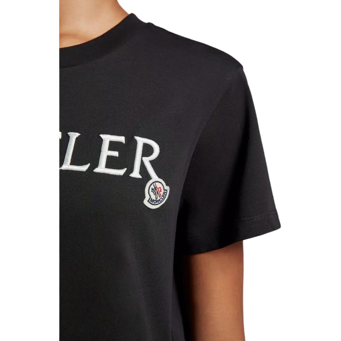Lookbook (W) 몽클레어 블랙 로고 자수 크루넥 티셔츠. J20938C0001189AIJ999