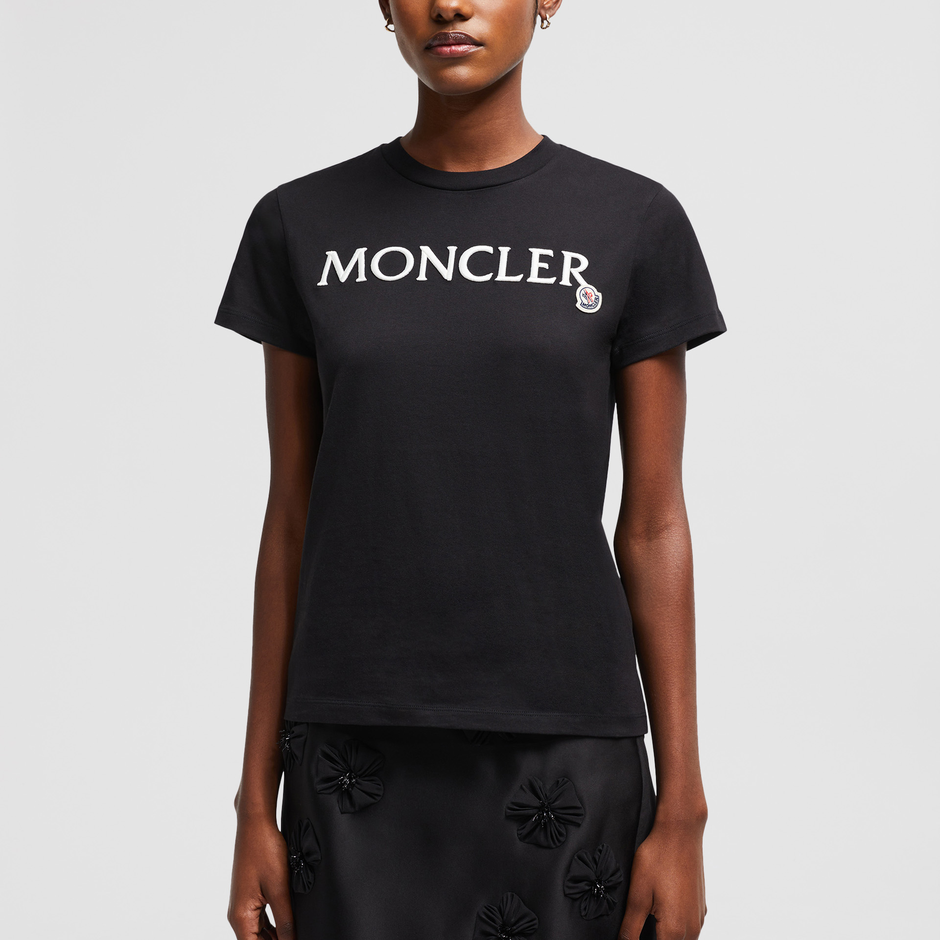 Shop (W) 몽클레어 블랙 로고 자수 크루넥 티셔츠. J20938C0001189AIJ999