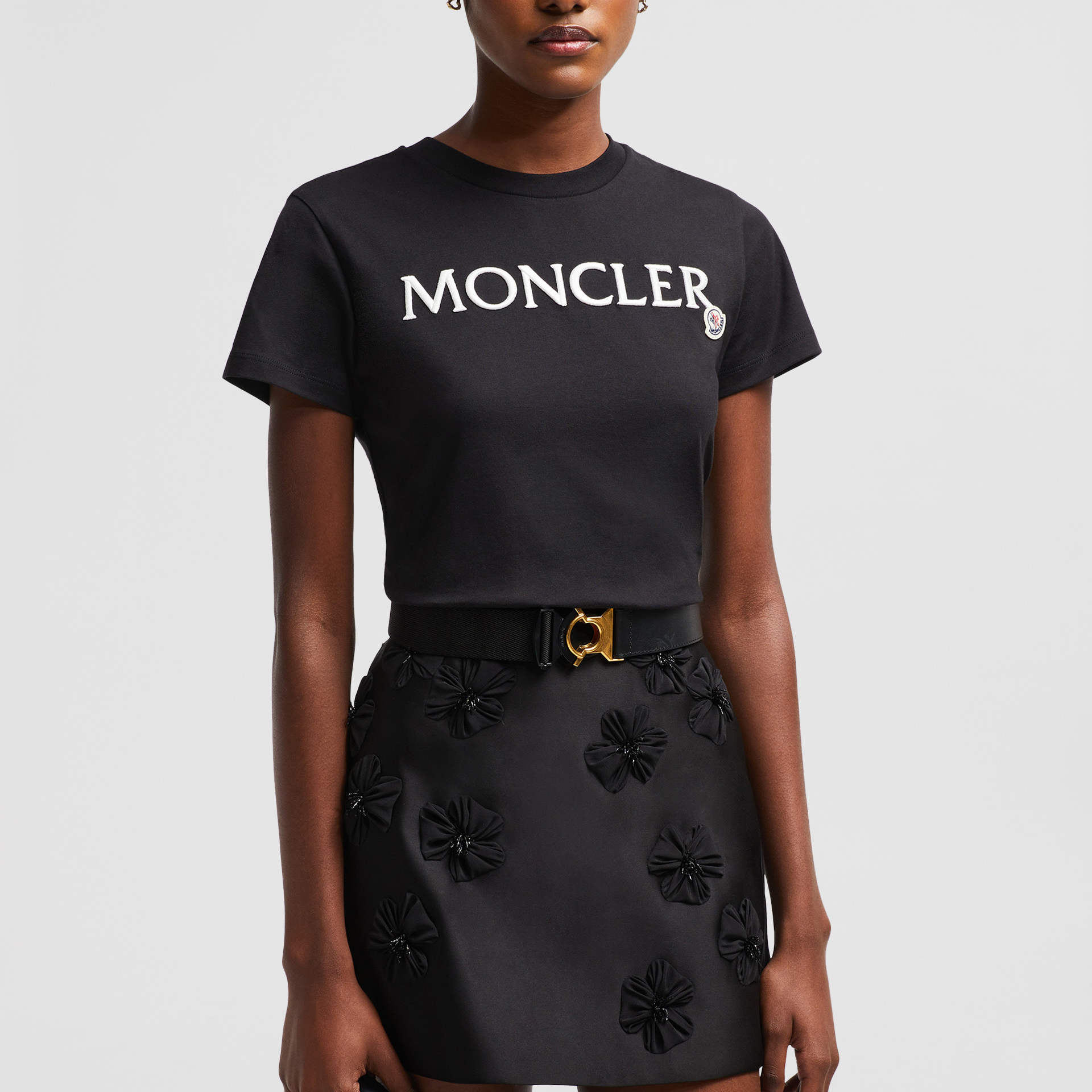 Purchase (W) 몽클레어 블랙 로고 자수 크루넥 티셔츠. J20938C0001189AIJ999