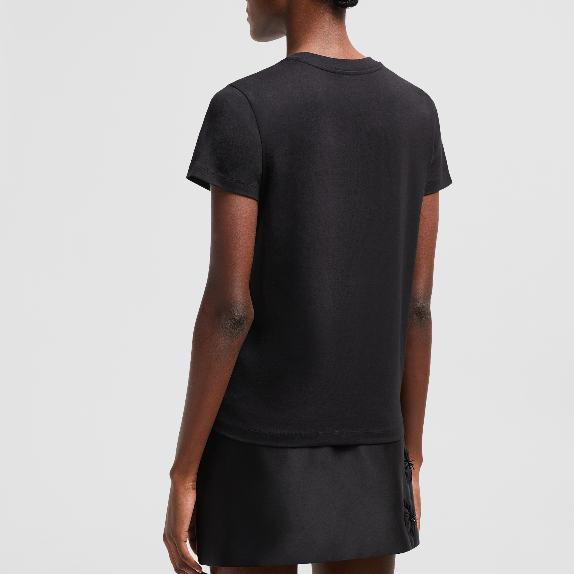 Details for (W) 몽클레어 블랙 로고 자수 크루넥 티셔츠. J20938C0001189AIJ999