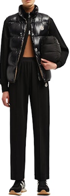 (W) Moncler Celana Jogger Rajut Hitam dengan Logo Patch - Kasual & Nyaman. J20938H0000989ALE999 Lookbook (W) Moncler Celana Jogger Rajut Hitam dengan Logo Patch - Kasual & Nyaman. J20938H0000989ALE999