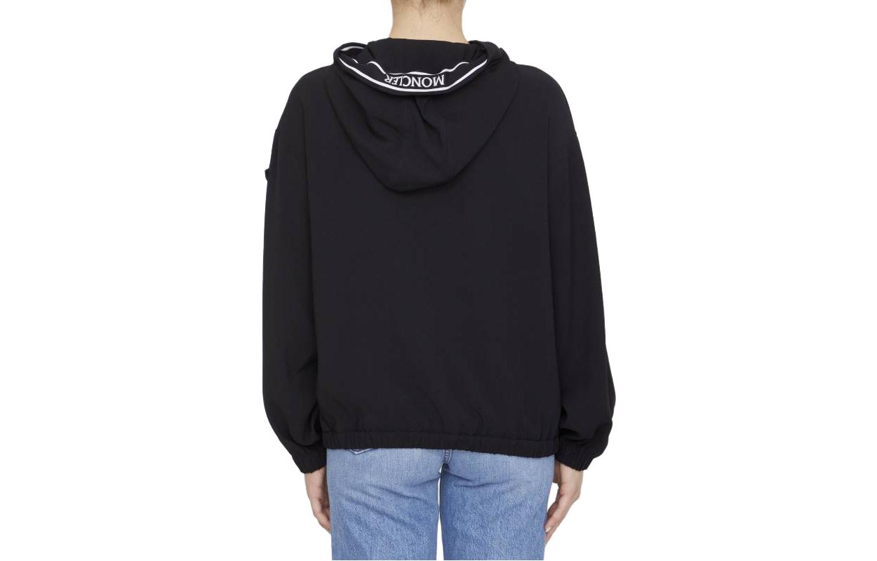 Lookbook (W) 몽클레어 블랙 로고 그래픽 프린트 긴팔 스웨트셔츠. 2G00003596WF999