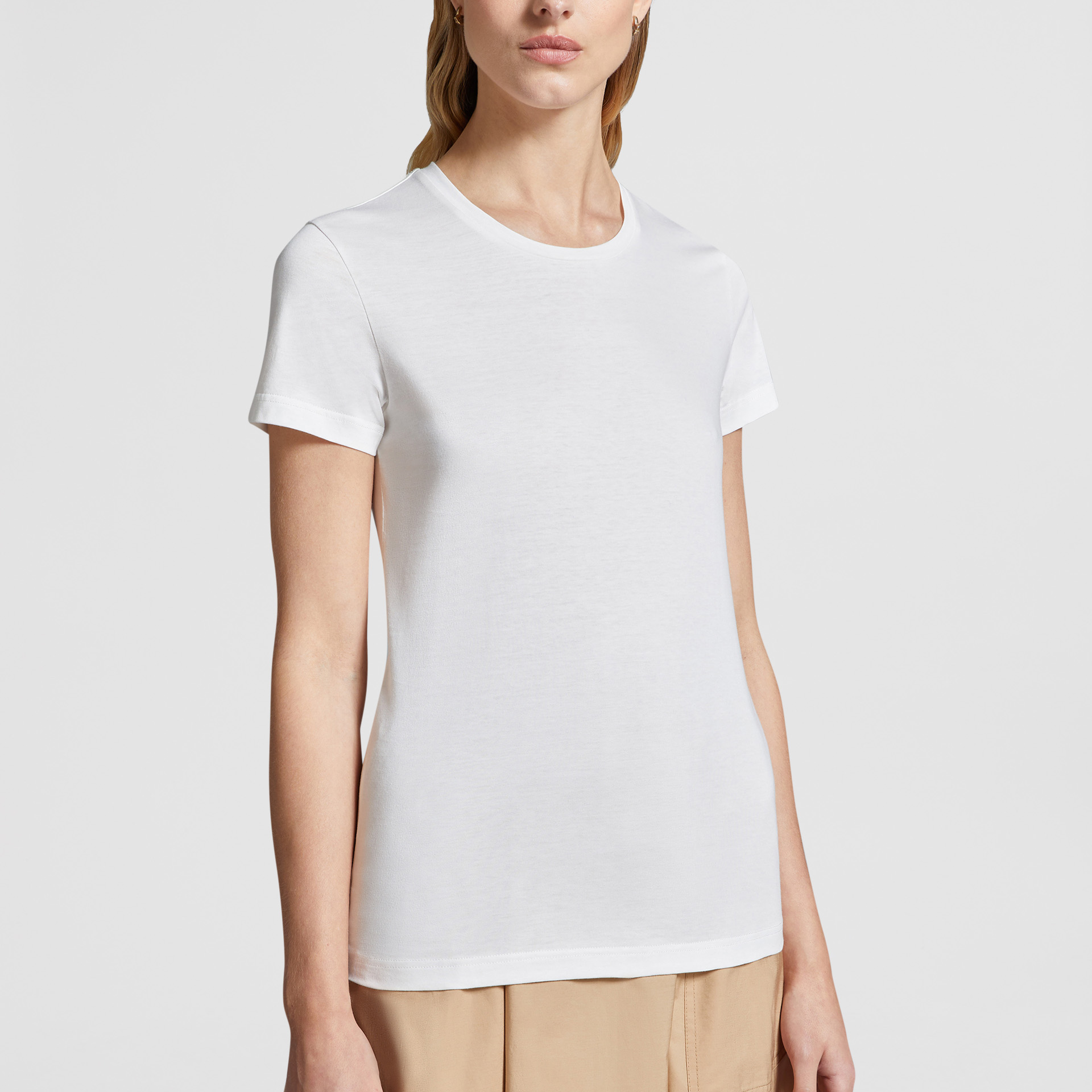 Lookbook (W) Camiseta Regular Moncler Clásica Blanca de Manga Corta y Cuello Redondo. J10938C73200V8058033