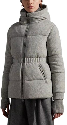 (W) Moncler 灰色羽絨外套 休閒修身長袖拉鍊腰圍大衣 H20931A00069M2137930 Shop (W) Moncler 灰色羽絨外套 休閒修身長袖拉鍊腰圍大衣 H20931A00069M2137930