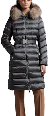 (W) Moncler Jaket Panjang dengan Hood dan Resleting Warna Polos. I20931C0003259685927 Lookbook (W) Moncler Jaket Panjang dengan Hood dan Resleting Warna Polos. I20931C0003259685927