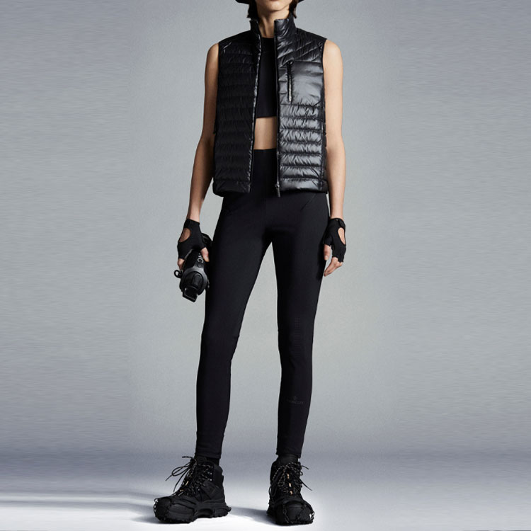 Lookbook (W) Moncler Jaket Lengan Pendek Solid Hitam dengan Kolar Berdiri. H10931A00017595OK999