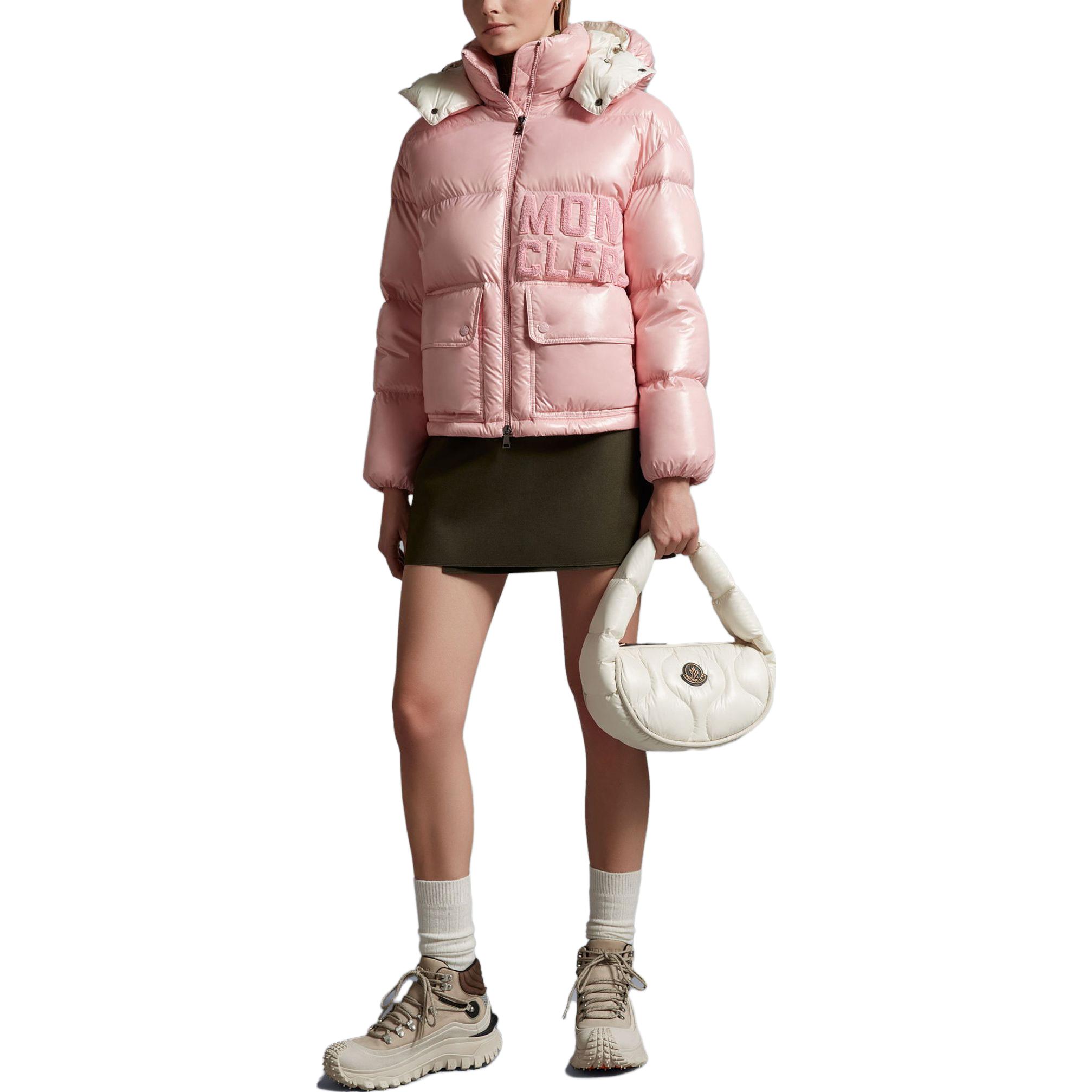 Lookbook (W) 盟可睐 Abbaye 粉色连帽长袖刺绣标志羽绒外套 女款 1A000395963V500