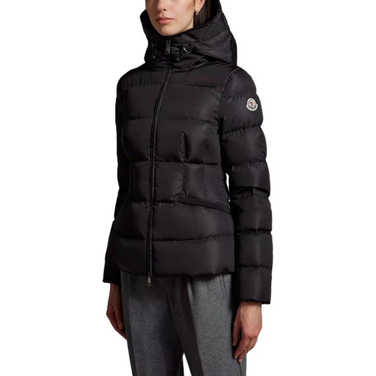 Lookbook (W) Moncler Avoce Chaqueta Negra Corta con Capucha y Relleno de Plumón. I20931A00075539ZD999