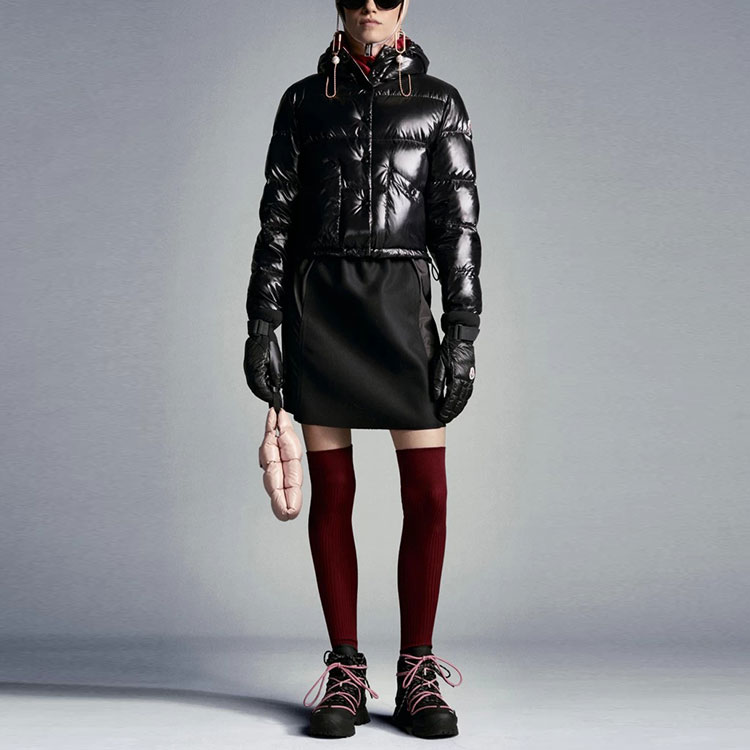 Lookbook (W) 몽클레르 바르다네트 샤이니 블랙 숏 후드 다운 자켓 스키 에디션. G20931A0005868950999