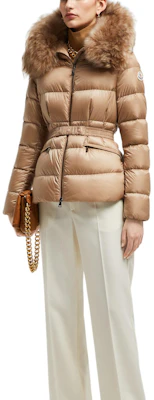 (W) Moncler Boed FW24 Jaket Bulu dengan Wool Trim Zip-Up Beige J20931A00095595FE239 Lookbook (W) Moncler Boed FW24 Jaket Bulu dengan Wool Trim Zip-Up Beige J20931A00095595FE239
