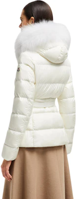 (W) 蒙克莱Boed系列连帽白色羽绒夹克带徽标设计 J20931A00095595FE034 Shop (W) 蒙克莱Boed系列连帽白色羽绒夹克带徽标设计 J20931A00095595FE034