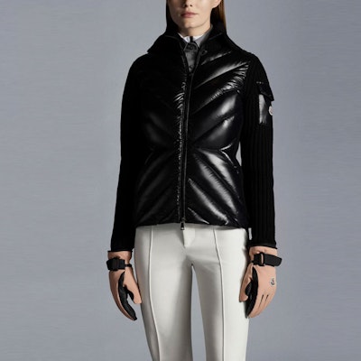 (W) Chaqueta ligera Moncler Cardigan FW21 negra con logo y relleno de plumón. G20939B00018M1131999 Lookbook (W) Chaqueta ligera Moncler Cardigan FW21 negra con logo y relleno de plumón. G20939B00018M1131999