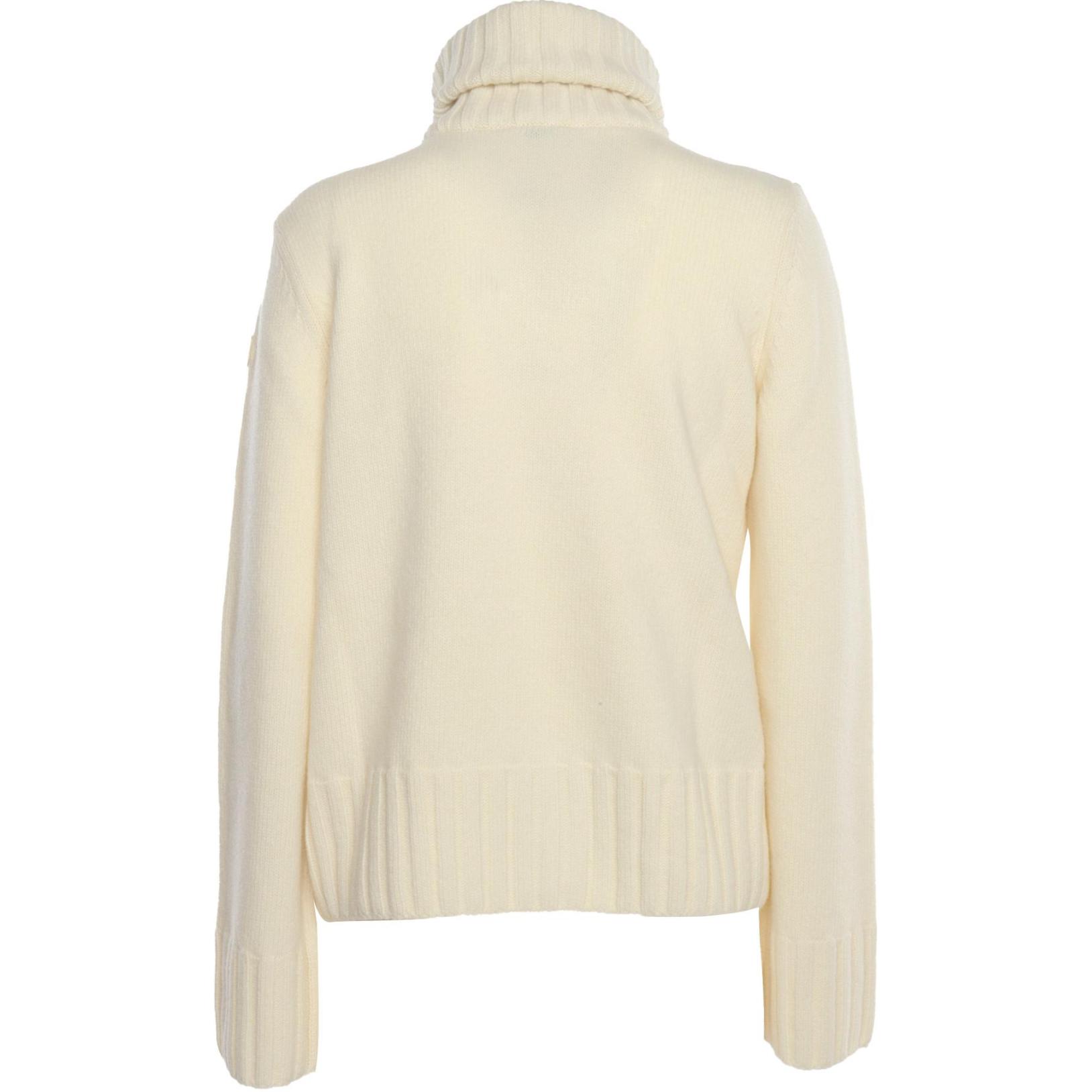 Lookbook (W) Moncler 女士 FW22 白色羽絨外套，附標誌徽章開襟設計。 H20939B00013M1115034