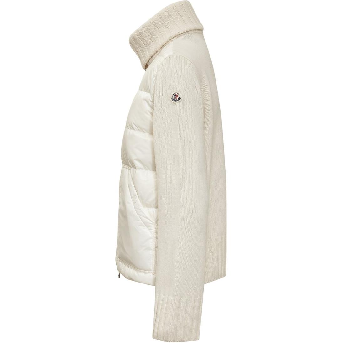 Shop (W) Moncler 女士 FW22 白色羽絨外套，附標誌徽章開襟設計。 H20939B00013M1115034